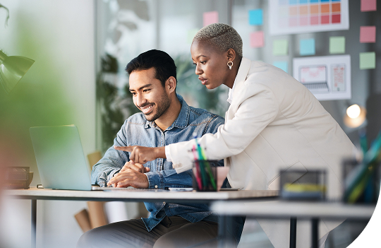 Der DevSecOps-Lebenszyklus – Planen, Programmieren, Erstellen, Testen, Freigeben, Bereitstellen, Betreiben und Überwachen – ist in einem Unendlichkeitssymbol angeordnet, das sich mit dem Sicherheitssymbol (Sicherheit und Compliance) überschneidet.